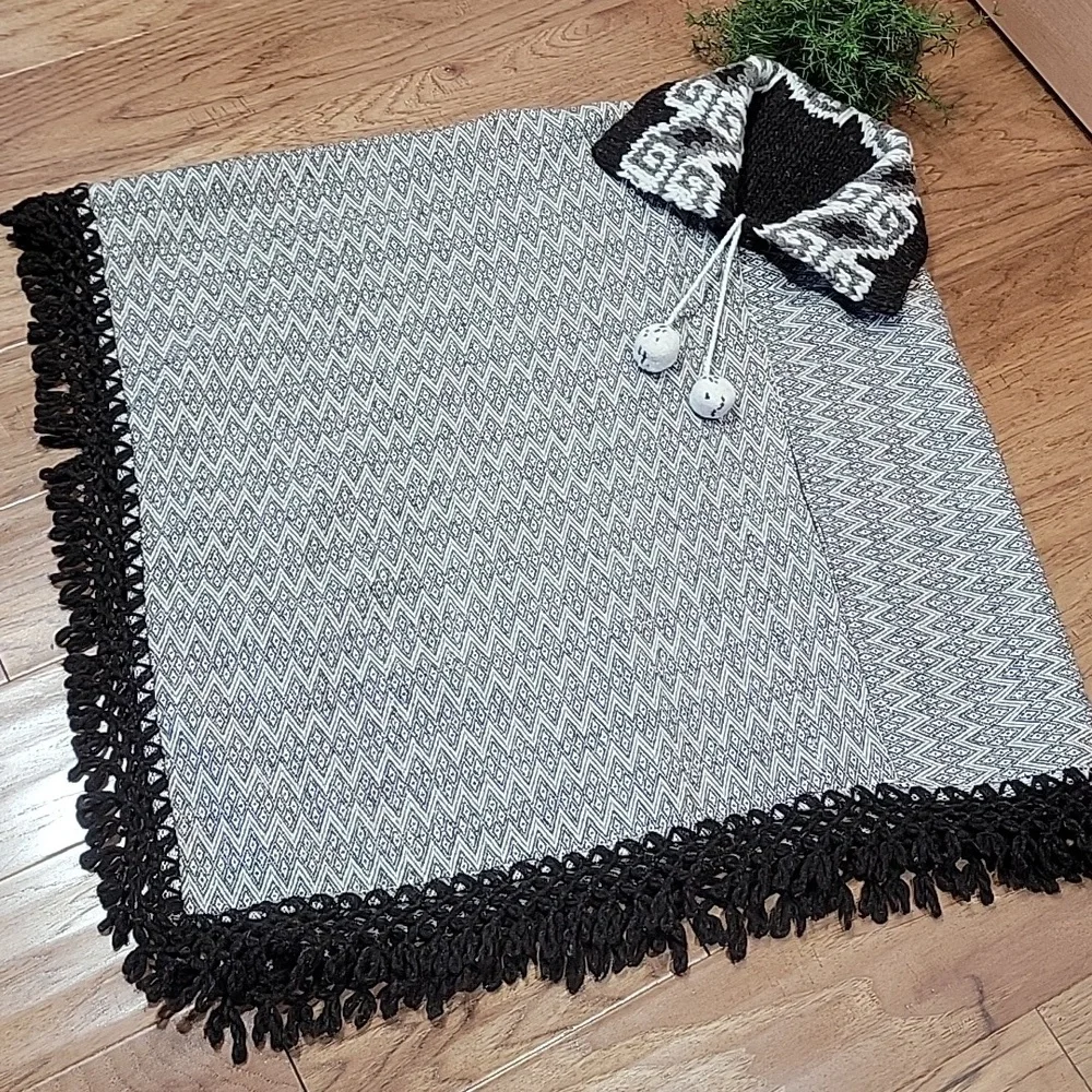 Loomed Wool & Cowhican Sweater Cape from South America - Picture 6 of 11